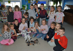 Grupa dzieci pozuje do zdjęcia z robotami. Ujęcie 4