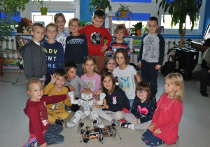 Grupa dzieci pozuje do zdjęcia z robotami. Ujęcie 5