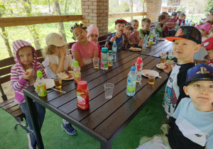 Dzieci przy stolikach w trakcie posiłku. Ujęcie 2.