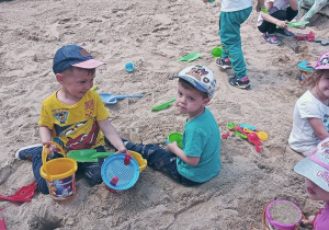 Dzieci bawią się w piaskownicy. Ujęcie 6