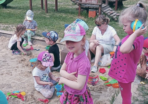 Dzieci bawią się w piaskownicy. Ujęcie 5