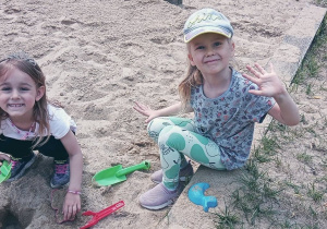 Dzieci bawią się w piaskownicy. Ujęcie 4