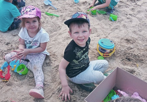 Dzieci bawią się w piaskownicy. Ujęcie 3