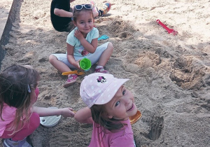 Dzieci bawią się w piaskownicy. Ujęcie 2