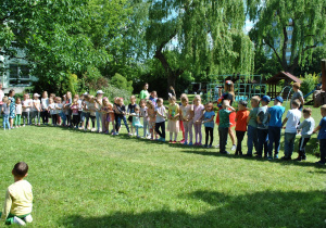Duża grupa dzieci bawi się w przeciągane liny. Ujęcie 1