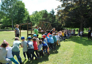Duża grupa dzieci bawi się w przeciągane liny. Ujęcie 2