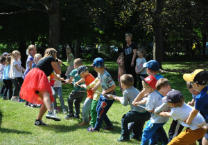 Duża grupa dzieci bawi się w przeciągane liny. Ujęcie 3
