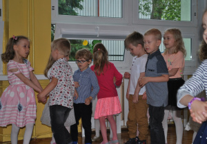 Dzieci w trakcie przedstawienia. Dzieci tańczą.