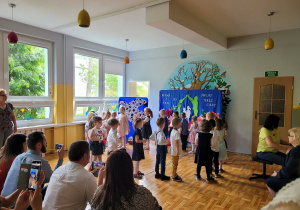 Dzieci ustawione w kółeczko do tańca.