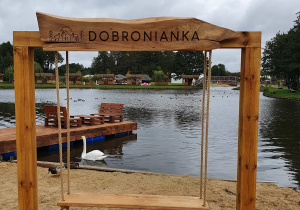 Duża huśtawka z napisem "Dobronianka".