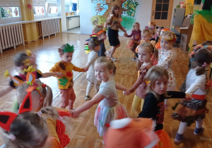 Dzieci tańczą w wężyku.