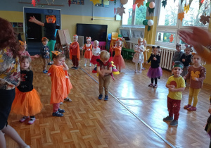 Dzieci tańczą razem z nauczycielkami.
