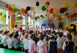 Dzieci z całego przedszkola na akademii z okazji 11 listopada.