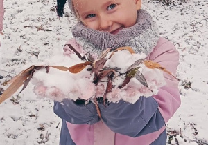 Dziecko podczas zabawy na śniegu.