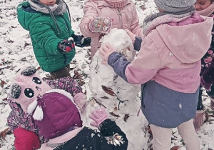 Dzieci bawią się na śniegu.