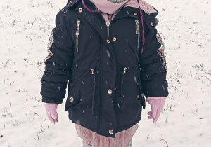 Dziecko podczas zabawy na śniegu.