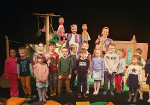 Grupa dzieci pozuje do wspólnego zdjęcia razem z aktorami.