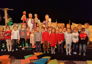 Grupa dzieci pozuje do wspólnego zdjęcia razem z aktorami.