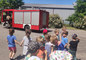 Dzień był słoneczny i ciepły, a dzielni strażacy pozwolili dzieciom trochę pochlapać się wodą.