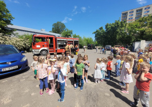 Dzień był słoneczny i ciepły, a dzielni strażacy pozwolili dzieciom trochę pochlapać się wodą.