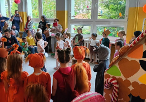 Dzieci w czasie swojego przedstawienia "Jaś i Małgosia".