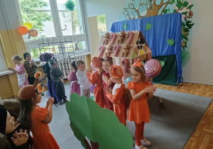 Dzieci w czasie swojego przedstawienia "Jaś i Małgosia".