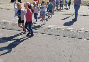 Dzieci w Miasteczku Ruchu Drogowego.