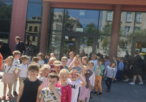 Dzieci przed Teatrem Muzycznym.