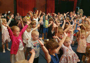 Dzieci w trakcie przedstawienia.
