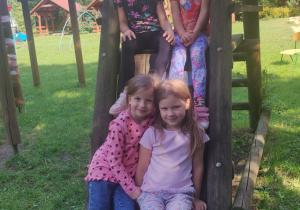 Dzieci podczas zabaw w ogrodzie.
