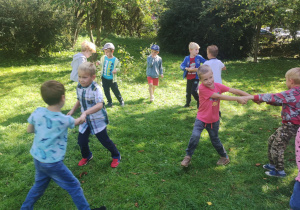 Dzieci podczas zabaw w ogrodzie.