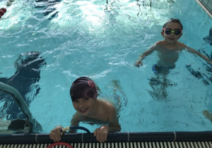 Dzieci uczą się pływać na zajęciach na pływalni w SP19.
