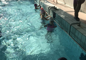 Dzieci uczą się pływać na zajęciach na pływalni w SP19.