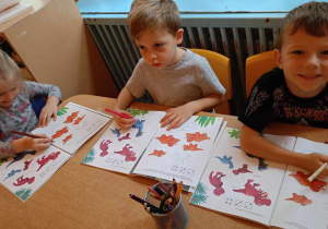 Dzieci w czasie zajęć dydaktycznych.