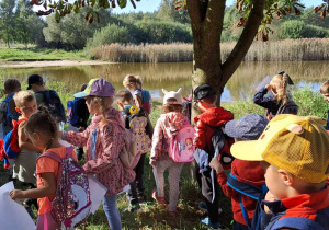 Dzieci w czasie zabaw w lesie na Lublinku.