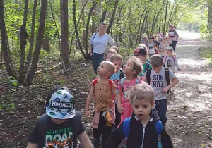 Dzieci w czasie zabaw w lesie na Lublinku.