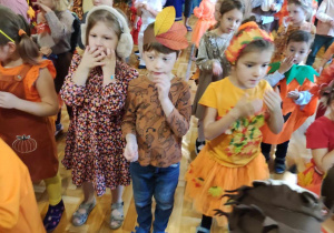Dzieci bawią się i tańczą w czasie balu jesieni.