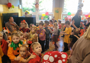 Dzieci bawią się i tańczą w czasie balu jesieni.