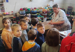 Dzieci w trakcie warsztatów z robienia bombek.