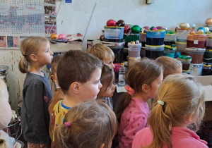 Dzieci w trakcie zwiedzania fabryki bombek.