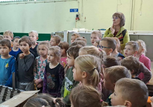 Dzieci w trakcie zwiedzania fabryki bombek.