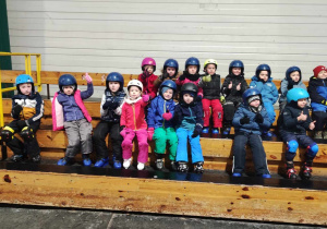 Dzieci siedzą na trybunie. Utrwalenie zasad bezpieczeństwa.