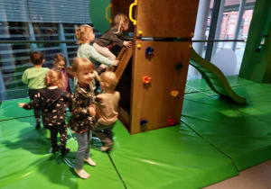 Dzieci podczas zabawy i eksperymentowania.
