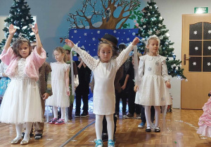 Dzieci w czasie przedstawienia świątecznego.