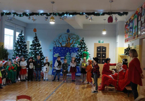 Dzieci w czasie występu świątecznego.