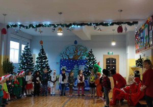 Dzieci w czasie występu świątecznego.