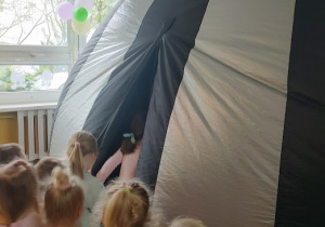 Dzieci wchodzą do namiotu.