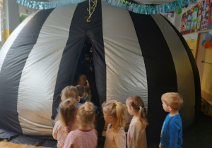 Dzieci wchodzą do namiotu.