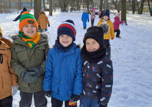 Dzieci podczas zimowych zabaw w ogrodzie przedszkolnym.