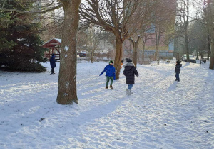 Dzieci podczas zimowych zabaw w ogrodzie przedszkolnym.